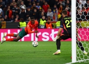 英雄联盟总决赛-欧国联赛精彩继续，激情燃烧球场