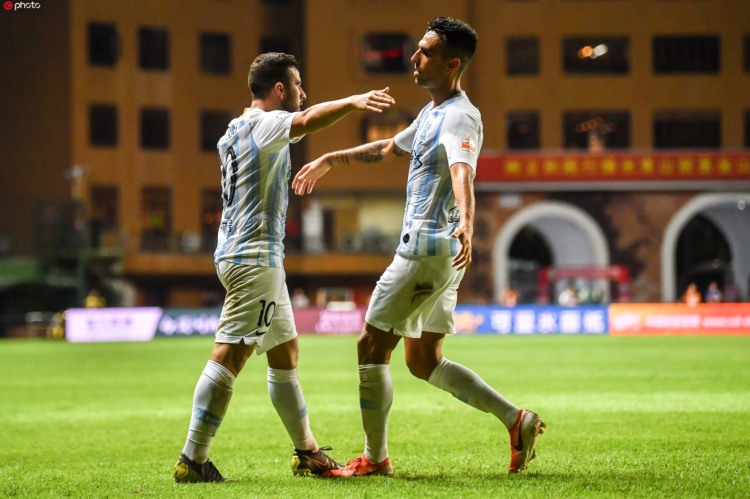 天津泰达与广州富力的激烈对决的简单介绍