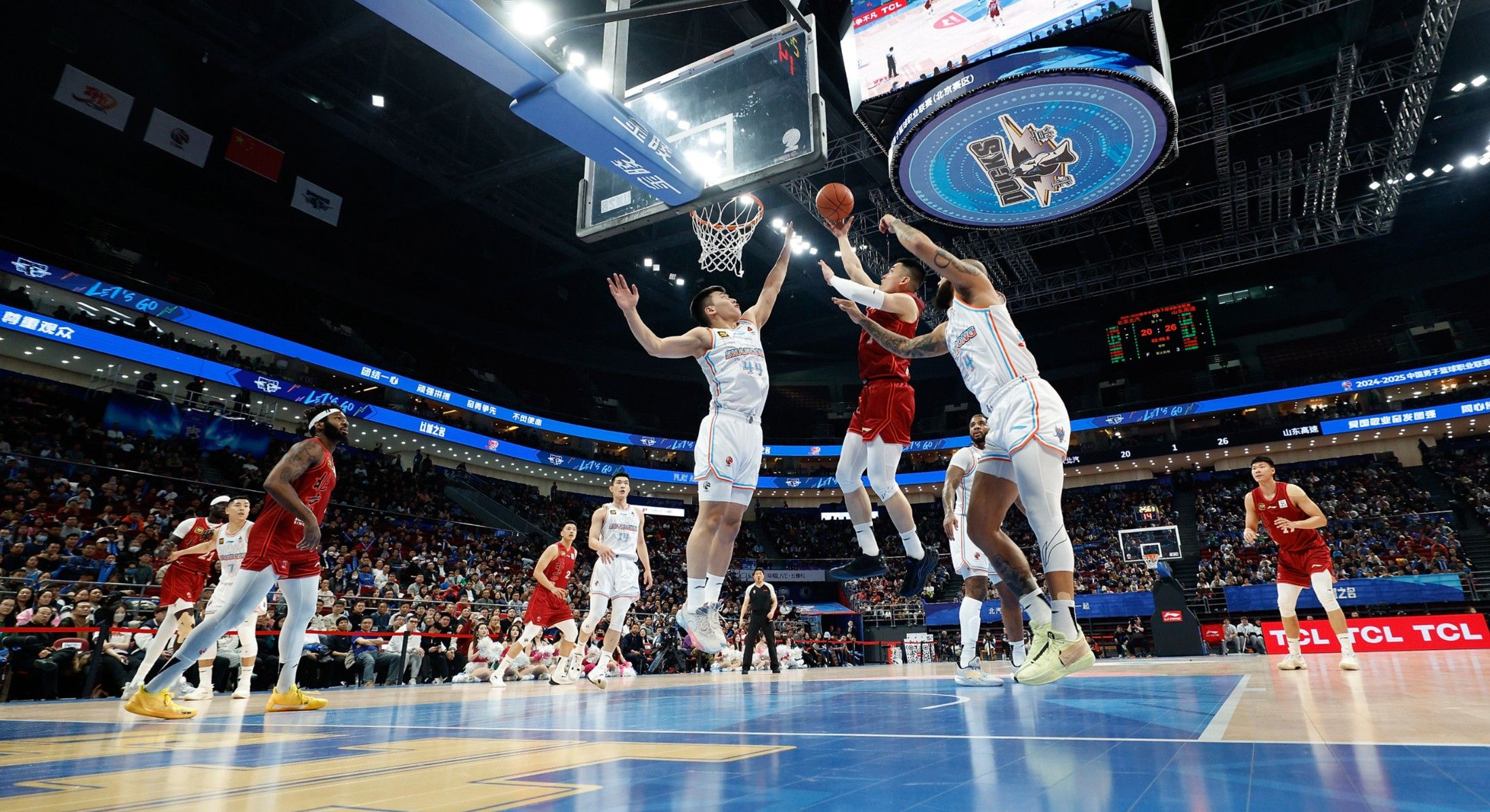 辽宁队逆转76人,拉文点燃赛场 辽宁队逆转76人,拉文点燃赛场