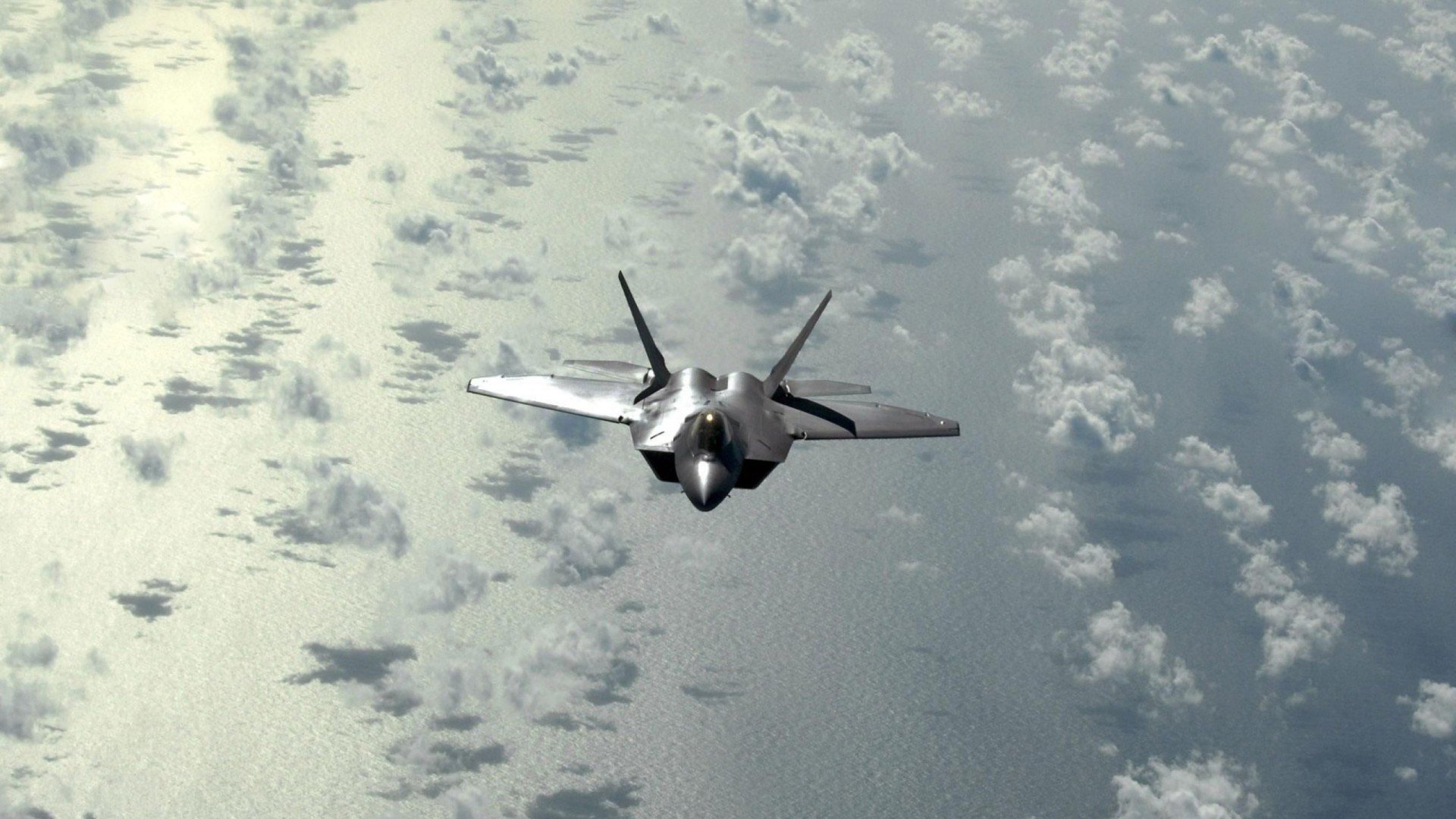 平行时空的竞技场，F1街道赛的轰鸣与篮球场的终场绝杀